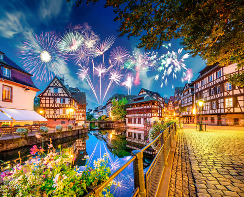 Feuerwerk über der Altstadt von Strassburg mit Fachwerkhäusern und Kanal
