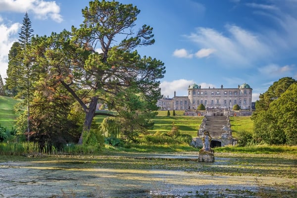 Weitläufige Gartenanlage von Powerscourt Gardens mit Schloss, Terrassen und gepflegten Rasenflächen