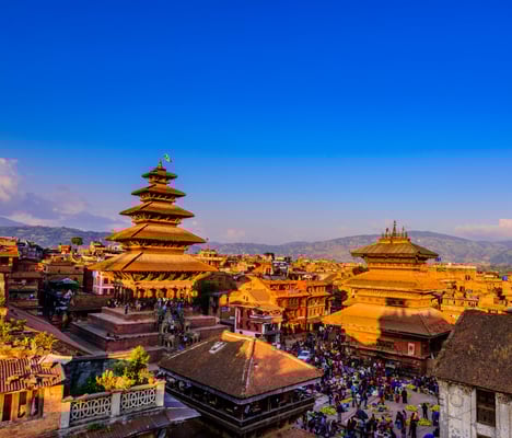 Historische Tempel und belebter Platz im Kathmandu Tal mit vielen Menschen