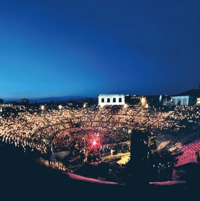 Nächtliche Opernaufführung in der Arena di Verona mit beleuchtetem Publikum