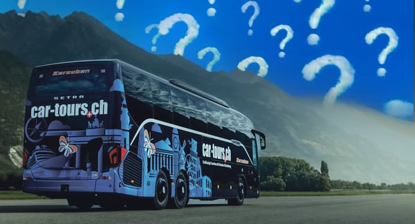 Reisecar steht vor Bergkulisse während Fragezeichen den Himmel symbolisch füllen