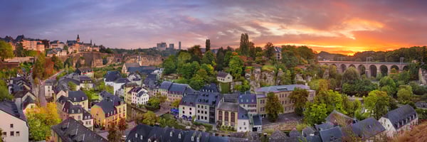 Panoramablick auf Luxemburg Stadt mit Festungsanlagen