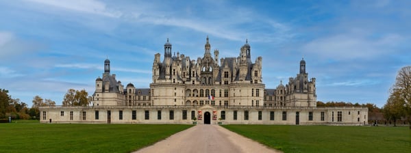 Frontalansicht von Schloss Chambord mit Rasenfläche und symmetrischer Architektur