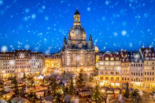 Frauenkirche und Weihnachtsmarkt in Dresden bei Schneefall
