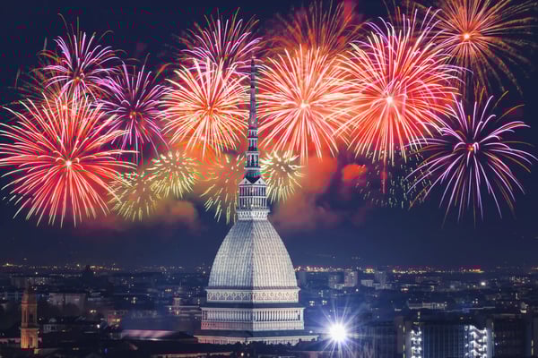 Feuerwerk über Turin mit Mole Antonelliana und beleuchteter Stadt