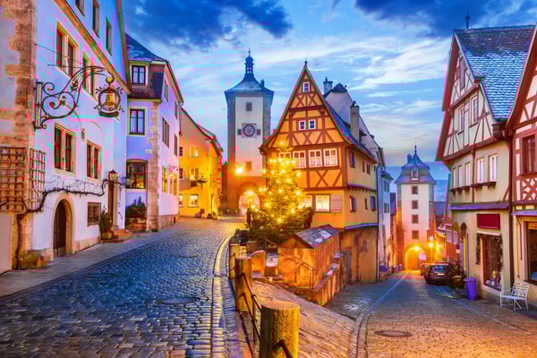 Romantische Gasse in Rothenburg ob der Tauber im winterlichen Licht
