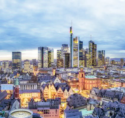 Panorama von Frankfurt mit moderner Skyline und Altstadt im Vordergrund bei Dämmerung
