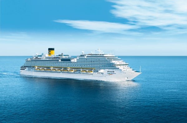 Grosses Kreuzfahrtschiff Costa Diadema fährt bei ruhiger See auf offenem Meer unter blauem Himmel